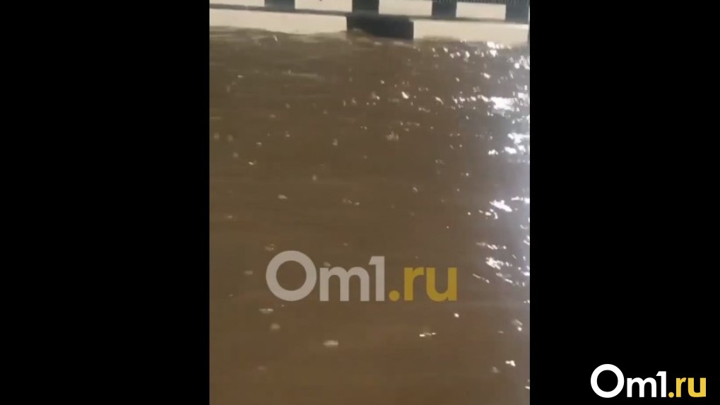 В Омске из-за ливня затопило Фрунзенский мост