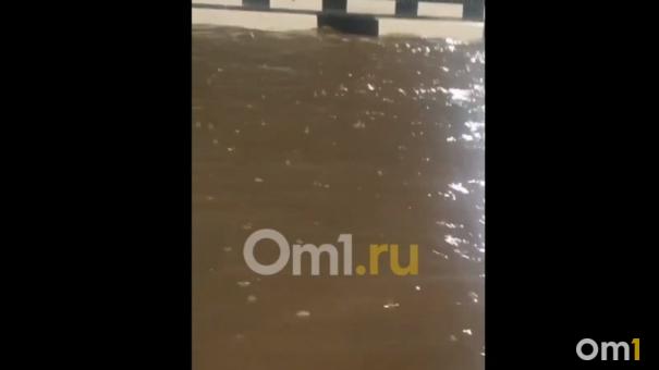 В Омске из-за ливня затопило Фрунзенский мост