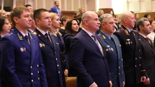 Спикер новосибирского Заксобрания Андрей Шимкив поздравил областной суд с юбилеем