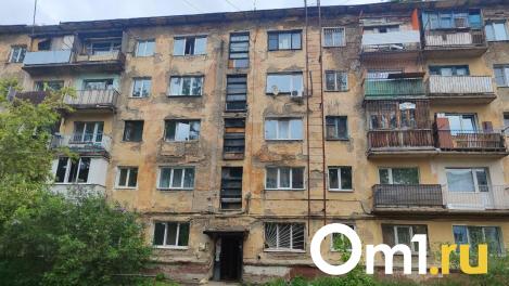 В Омске экстренно расселяют дом, в котором опасно находиться