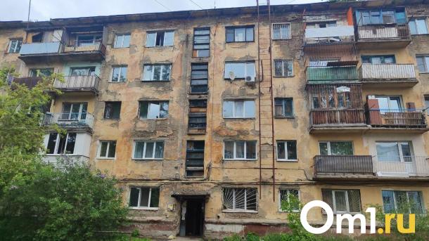 В Омске экстренно расселяют дом, в котором опасно находиться