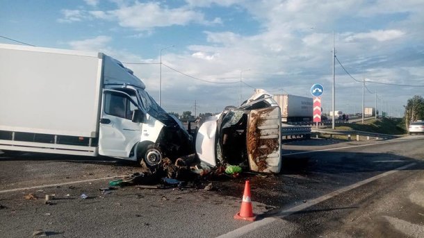 Под Омском произошло жуткое ДТП с тремя грузовиками и легковым авто