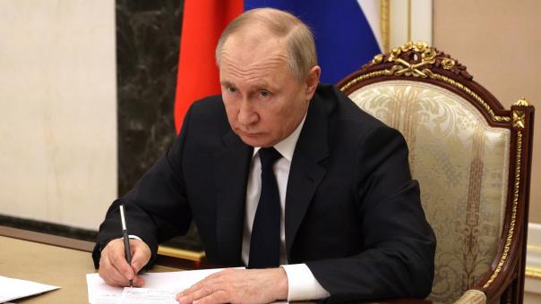 Президент Путин пообещал повысить пенсии и соцвыплаты россиянам
