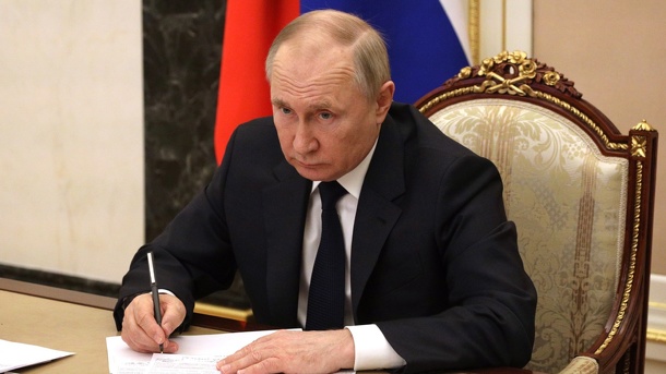 Президент Путин пообещал повысить пенсии и соцвыплаты россиянам