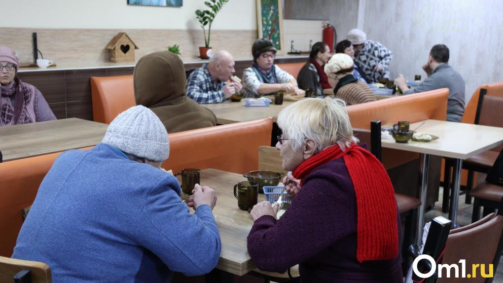 «До пенсии осталось 200 рублей»: новосибирское кафе бесплатно кормит сотни пожилых людей и инвалидов