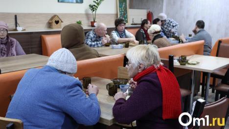 «До пенсии осталось 200 рублей»: новосибирское кафе бесплатно кормит сотни пожилых людей и инвалидов