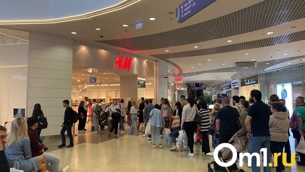 Угрожали оттаскать за волосы: новосибирцы возмущены поведением охранников магазина H&M