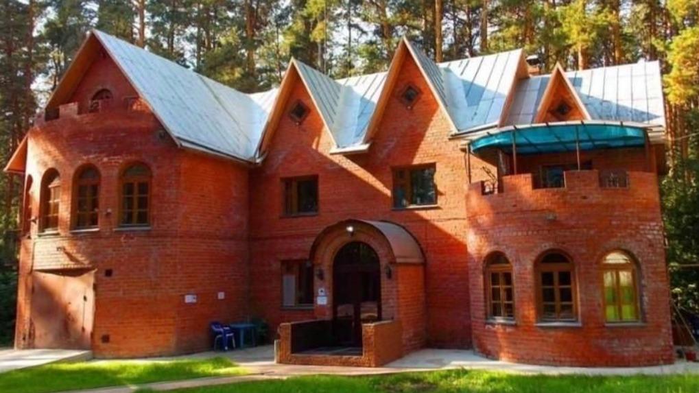 Коттедж с шестью спальнями продают за 26,5 млн рублей в Новосибирске