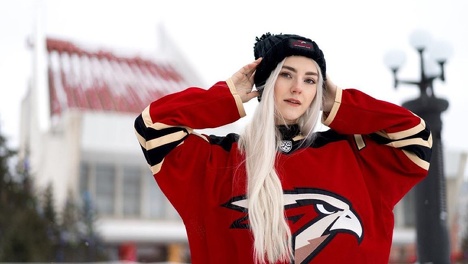 «Омск известен благодаря мне и сгущенке»: порноактриса Ева Элфи устроила фотосессию в форме «Авангарда»