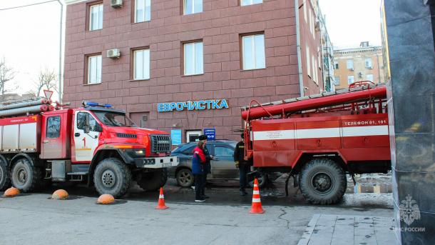 В центре Омска у Главпочтамта загорелся дом