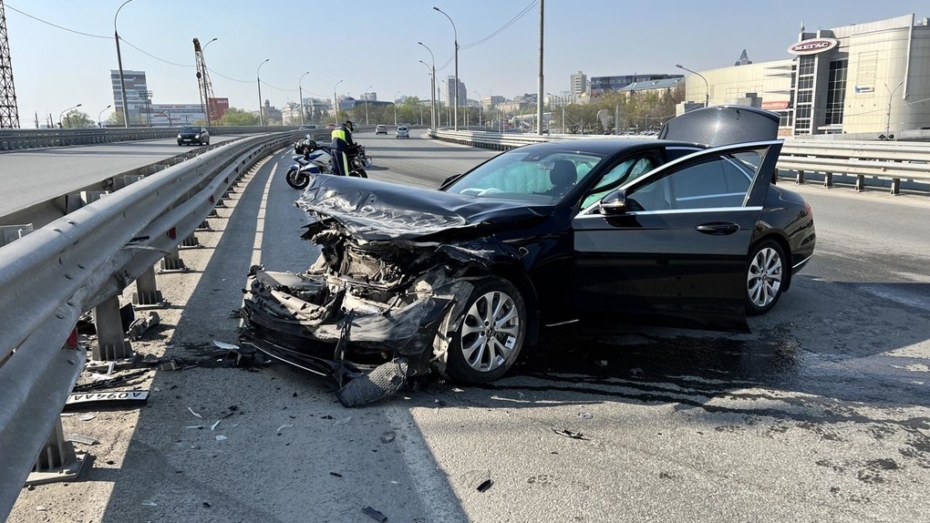 Mercedes Сбербанка врезался в УАЗ и протаранил ограждение в Новосибирске