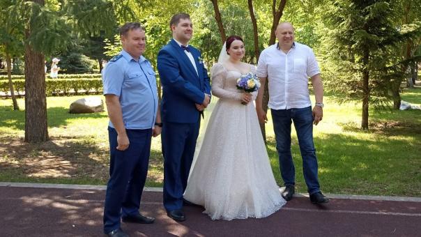 Омские молодожёны получили неожиданное поздравление от мэра