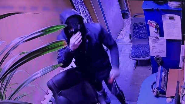 В Омске ищут неизвестного в маске, который «нажестил» перед Новым годом