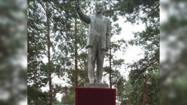 Памятник Ленину восстановили в селе Суздалка Новосибирской области