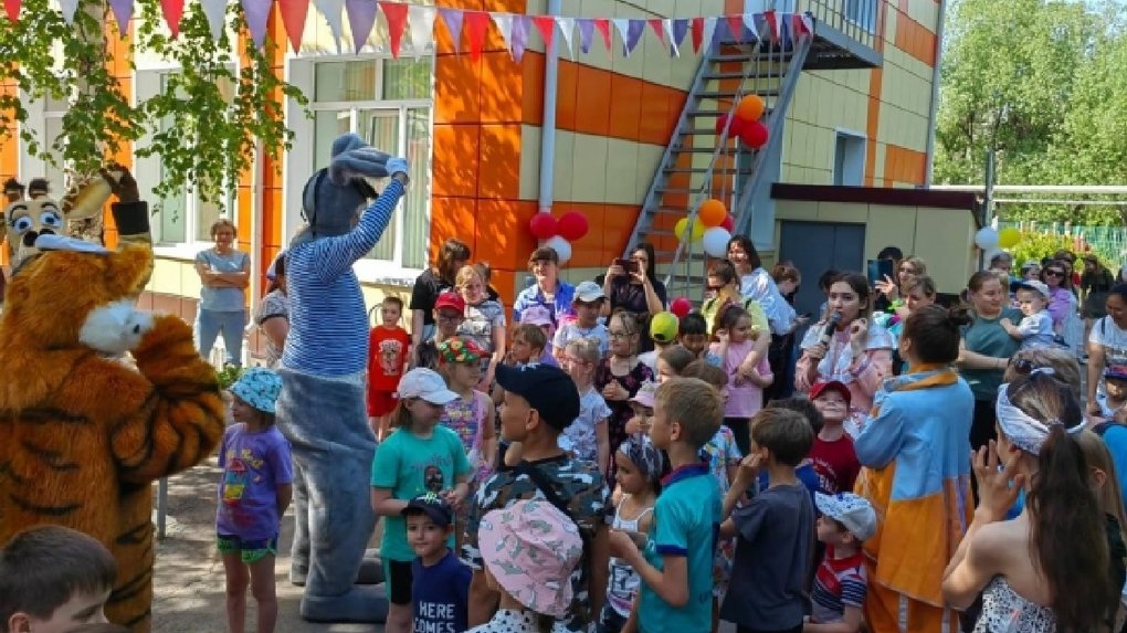 Омские справедливороссы провели праздники для детей в честь 1 июня