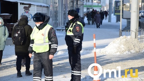 В Омске пассажир такси чуть не убил себя и водителя, вывернув «на встречку»