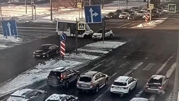 В Омске произошло ДТП с участием пассажирского автобуса, есть пострадавшая