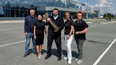 В Омск доставили бронзового крылатого коня