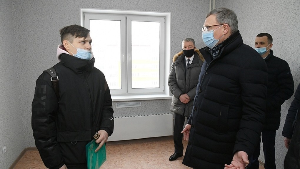 Омский губернатор Бурков вручил ключи от квартир в новостройке 20 выпускникам детдомов