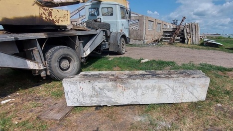 Куски бетонного блока сломали омскому трактористу обе ноги