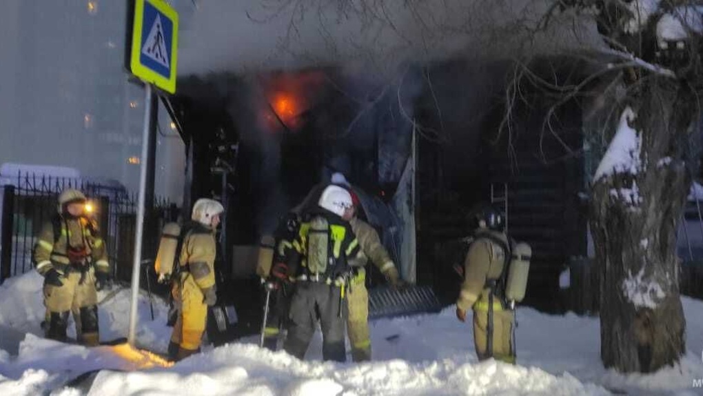 Пламя охватило кровлю: двухэтажный деревянный дом загорелся в Новосибирске. ВИДЕО
