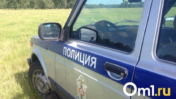 В Омске месяц не могут найти бородатого парня в бело-красной футболке