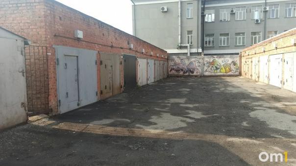 Молодой омич попал в больницу с отравлением после ремонта автомобиля