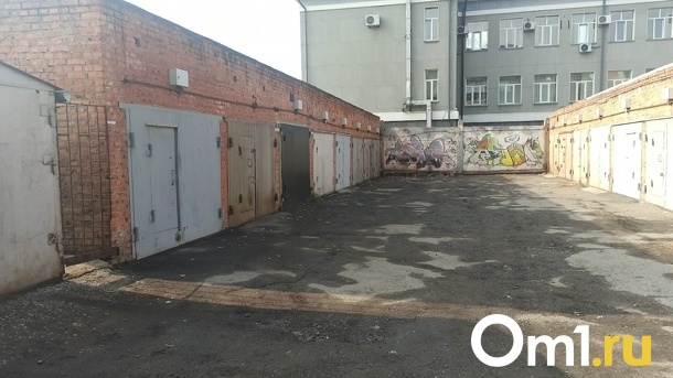 Молодой омич попал в больницу с отравлением после ремонта автомобиля