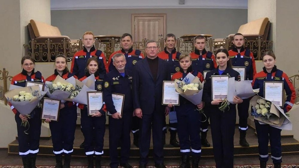Губернатор Омской области наградил студентов-спасателей за помощь жителям Донбасса