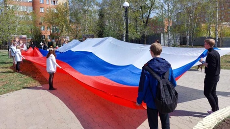 В поддержку жителей Донбасса омские единороссы растянули огромный триколор