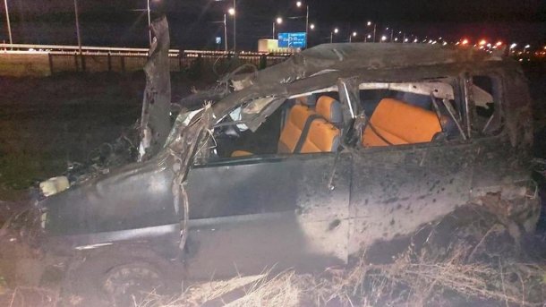 На трассе под Омском женщина въехала в отбойник и улетела в кювет