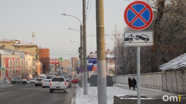 На улице Гусарова в Омске больше нельзя парковать автомобили