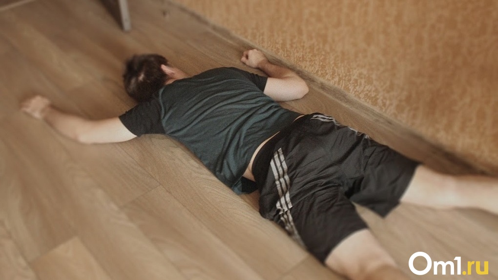 Смерть за закрытой дверью: в квартире в Новосибирске нашли мёртвого мужчину