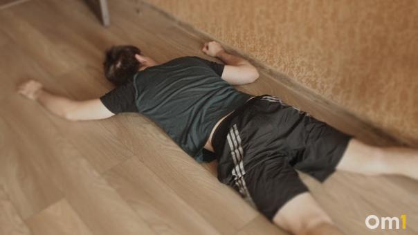 Смерть за закрытой дверью: в квартире в Новосибирске нашли мёртвого мужчину