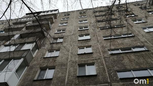 Залез на подоконник и сорвался: годовалый малыш разбился насмерть в Новосибирске