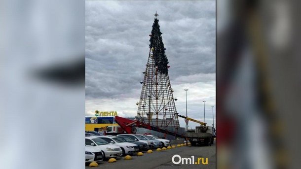 В Омске на Левом берегу возводят новогоднюю ёлку