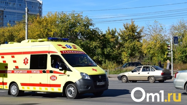 Омич пытался на ходу выпрыгнуть из кареты скорой помощи