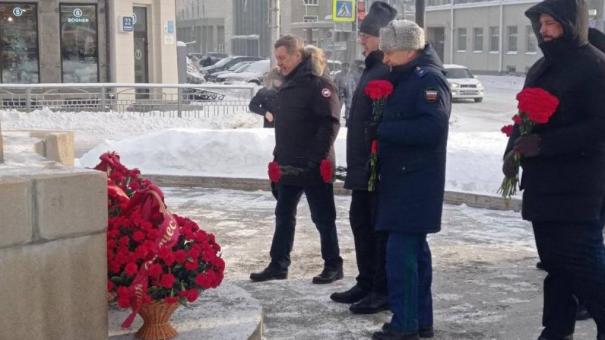 В Новосибирской области возложили цветы к бюсту Александра Покрышкина