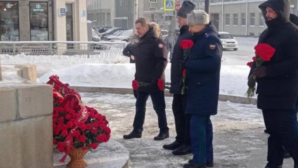 В Новосибирской области возложили цветы к бюсту Александра Покрышкина