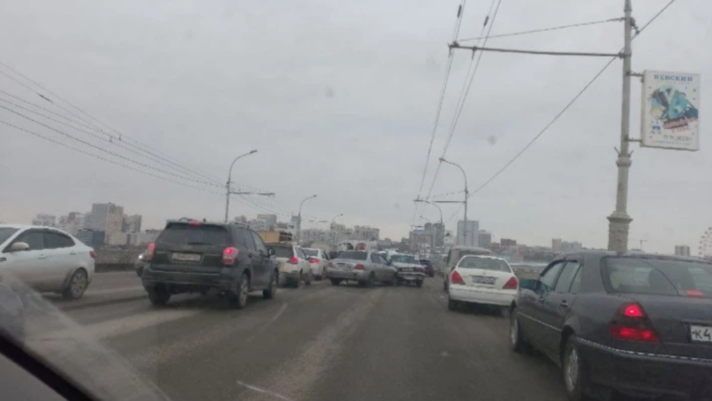 Тройное столкновение: массовое ДТП произошло в центре Октябрьского моста в Новосибирске