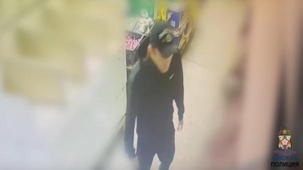 Омская полиция разыскивает мужчину в бейсболке