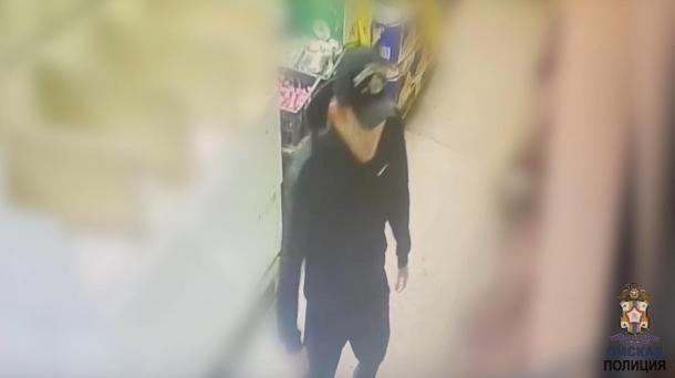 Омская полиция разыскивает мужчину в бейсболке