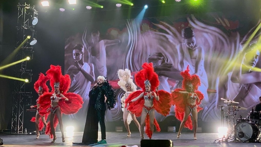 Филипп Киркоров вышел в эпатажном образе на концерте в Астане