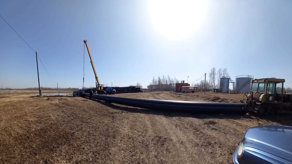 В Омском районе заменили водопроводную трубу, которая была изношена на 90 %