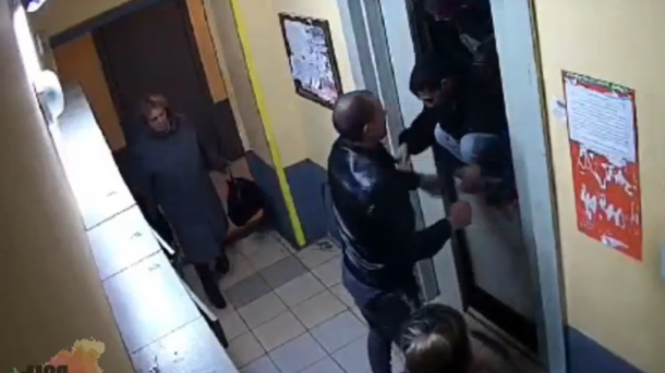 Новосибирец освободил десять человек из застрявшего лифта