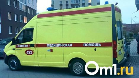 В Омске с пятого этажа выпала женщина