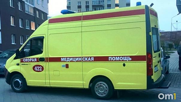 В Омске с пятого этажа выпала женщина