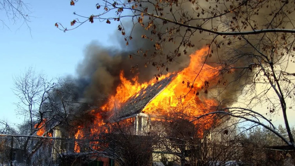 «Горящая крыша рухнула и похоронила хозяина»: свидетели о пожаре из-за взрыва газового баллона
