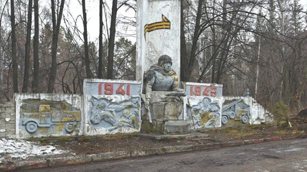 Забытый подвиг: под Новосибирском спасают памятник воинам ВОВ от забвения и свалки