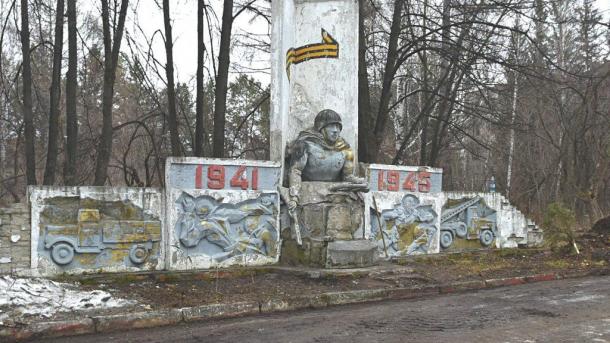 Забытый подвиг: под Новосибирском спасают памятник воинам ВОВ от забвения и свалки